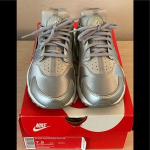 Nike Huarache Run SE Women’s Size 7.5